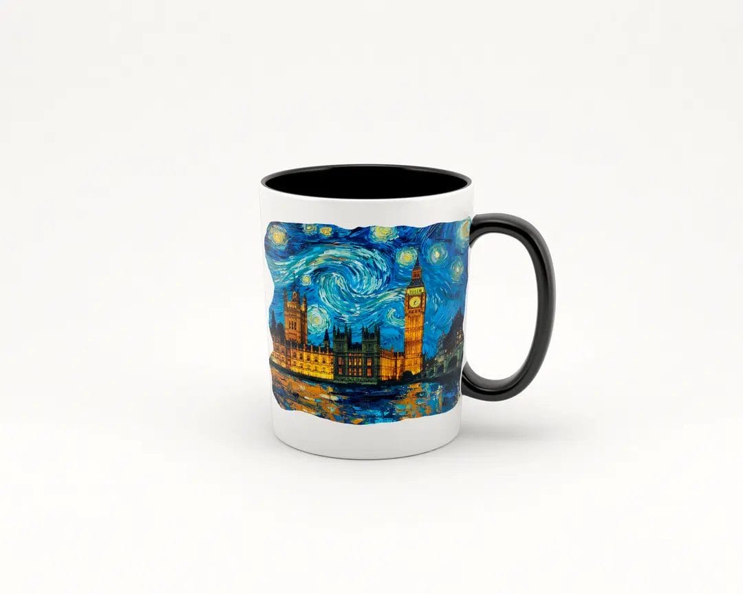 Taza de cerámica blanca con asa negra, decorada con una imagen nocturna de Londres al estilo de Van Gogh, mostrando el Big Ben y el Palacio de Westminster bajo un cielo estrellado vibrante.