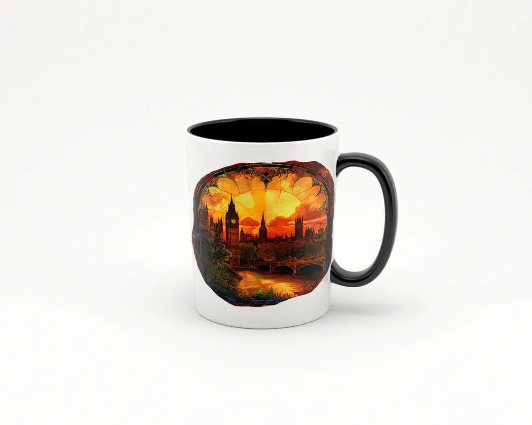 Taza de cerámica blanca con asa negra, decorada con una imagen de un atardecer en Londres al estilo vitreaux gótico, mostrando el Big Ben y el Palacio de Westminster con colores cálidos y un efecto de vidrieras.