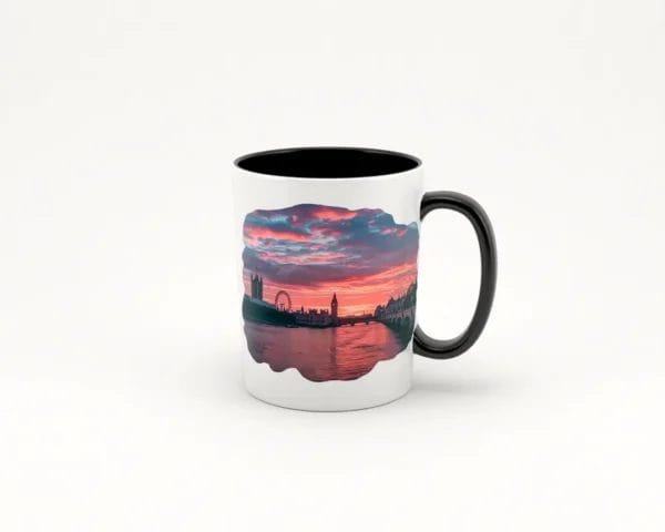 Taza de cerámica blanca con asa negra, decorada con una imagen de un atardecer sobre el horizonte de Londres, mostrando el London Eye y el Big Ben bajo un cielo colorido.